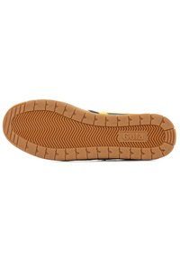Suela de zapatilla Gola, de goma marrón con un patrón de espiga, que presenta una sección de marca y un diseño plano para agarre y durabilidad.