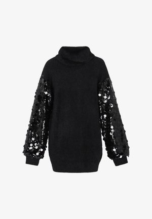 Pulover negru dintr-un material pufos, având mâneci lungi decorate cu paiete negre și argintii strălucitoare. Design cu guler înalt.