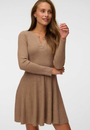 Vero Moda, KNITTED DRESS AWHEDDA MIDI DRESS - Robe droite - warm taupe