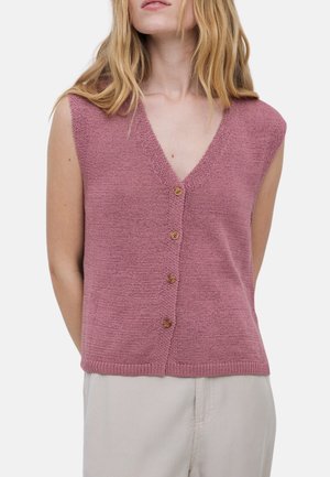 Chaleco de punto rosa con un profundo escote en V, mangas cortas y botones de madera en la parte delantera. Textura suave con un diseño ajustado.