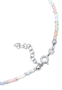 Többszínű gyöngy nyaklánc, pasztell gyöngyökkel, ezüst díszítéssel és fémből készült zárral. A gyöngyök ismétlődő mintázatban vannak elrendezve, fényes felülettel.