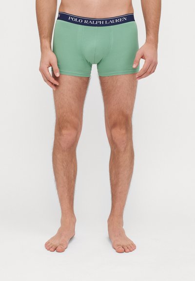 Zöld pamut elasztikus boxeralsó sötétkék derékpánttal, amelyen a "POLO RALPH LAUREN" felirat látható. Rugalmas derékpánt, testhezálló dizájn, rövid lábhossz.