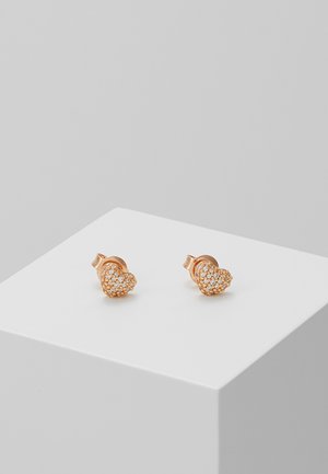 Różowe złote kolczyki w kształcie serca z przezroczystymi akcentami kamieni szlachetnych, z teksturowaną powierzchnią i bezpiecznym systemem zapięcia.