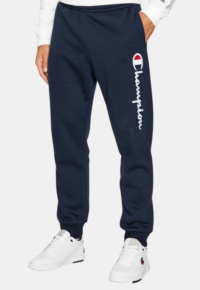 Pant jogger blu navy realizzati in un mix di cotone, con elastico in vita, caviglie a costo e logo "Champion" in bianco.
