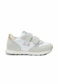 Sneaker bianchi e grigio chiaro in materiale scamosciato e mesh, con due strap in velcro, dettagli dorati e una suola testurizzata. Logo sul lato.
