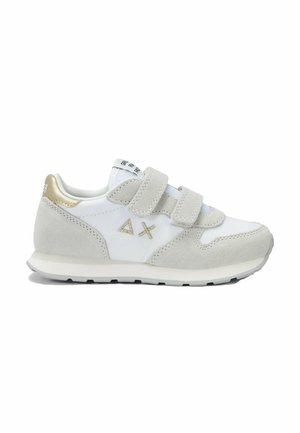 Sneaker bianchi e grigio chiaro in materiale scamosciato e mesh, con due strap in velcro, dettagli dorati e una suola testurizzata. Logo sul lato.