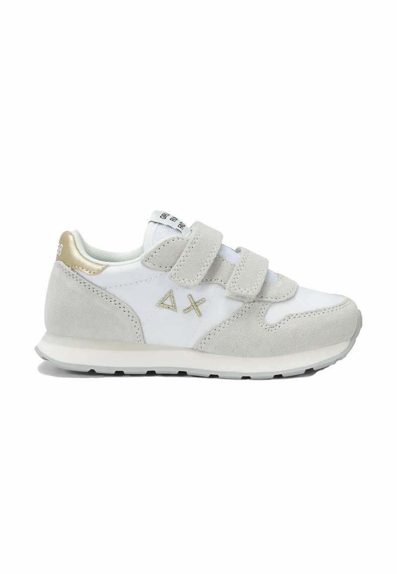 Sneaker bianchi e grigio chiaro in materiale scamosciato e mesh, con due strap in velcro, dettagli dorati e una suola testurizzata. Logo sul lato.