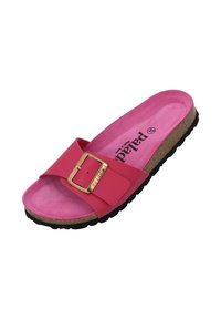 Roze slide-sandaal met een brede band, gouden gespsluiting, kurken tussenzool en een gestructureerde zwarte rubberen buitenzool. Zacht roze binnenvoering.