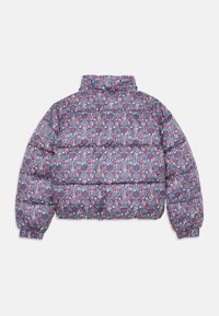 Chaqueta acolchada azul con manga larga y un patrón floral en rojo, rosa y blanco que presenta corazones, exhibida plana desde la parte de atrás sobre un fondo blanco.