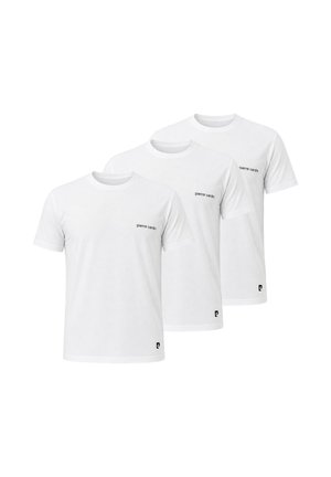 Trois t-shirts blancs unis à manches courtes avec col rond, petit texte "pierre cardin" sur la poitrine gauche et un logo près de l'ourlet inférieur.