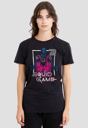 SQUID GAME FRONT MAN GUARDS - Print T-shirt - black
