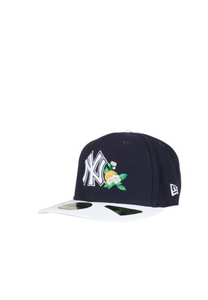 Gorra de béisbol en blanco y negro con el logo de los New York Yankees y bordado floral en el panel frontal, logo de la marca en el lateral y visera plana blanca.