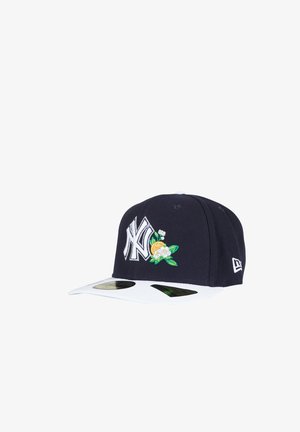 Gorra de béisbol en blanco y negro con el logo de los New York Yankees y bordado floral en el panel frontal, logo de la marca en el lateral y visera plana blanca.