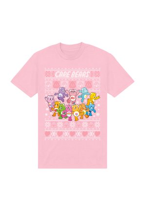 Roze katoenen t-shirt met kleurrijke cartoonberen met verschillende symbolen. Het ontwerp bevat sneeuwvlokken en hartjes boven en onder de beren.