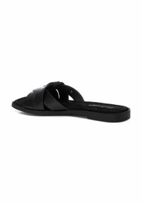 Sandalias de slide negras hechas de cuero texturizado con tiras cruzadas y suela de goma plana, que cuentan con una plantilla suave para mayor comodidad.