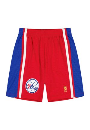 Rote Basketball-Shorts mit blauen Seitenteilen, weißen vertikalen Streifen, 76ers-Logo am linken Bein und NBA-Logo am rechten Bein.