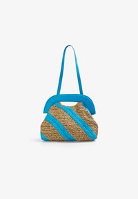 Borsa di paglia intrecciata con manici e dettagli blu testurizzati, caratterizzata da strisce blu diagonali su uno sfondo naturale e una parte superiore strutturata.