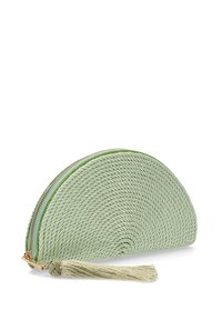 Clutch tejido en verde menta con forma de media luna, que cuenta con un cierre dorado y un acento de borlas. Fabricado con material texturizado.