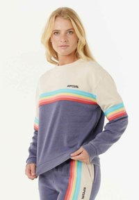 Sweatshirt in Creme und Marine mit horizontalen Streifen in Pastellfarben; verfügt über gerippte Bündchen und Saum, Logo auf der Brust, weiche Textur.