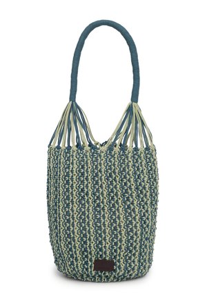 Niebiesko-beżowa pleciona torba typu bucket z owiniętą rączką i przymocowaną prostokątną ciemną metką u podstawy.