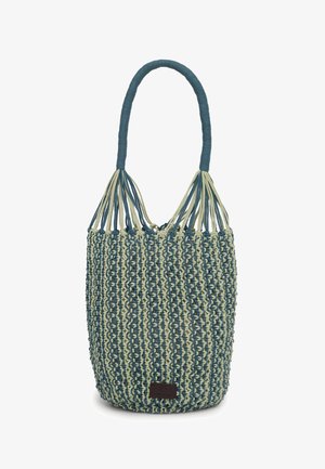 Blauw en beige gevlochten bucketbag met een omwikkelde handgreep en een rechthoekig donker label bevestigd aan de onderkant.