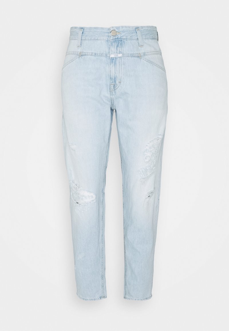 Jean bleu clair taille haute avec des patches usés sur les deux jambes et une fermeture à boutons, présenté sur un fond blanc.