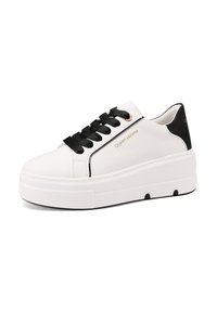 Sneaker bianco con accenti neri, caratterizzato da una parte superiore liscia, suola piatta spessa, punta rotonda e lacci neri. Dettaglio del logo dorato sul lato.