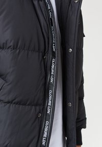 CLOSURE London HOODED SHORT PUFFER JACKET - Téli dzseki - black