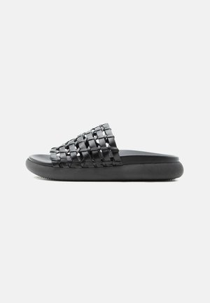 Sandale noire à enfiler avec empeigne en cuir tressé et semelle épaisse et matelassée, vue de profil sur fond blanc.