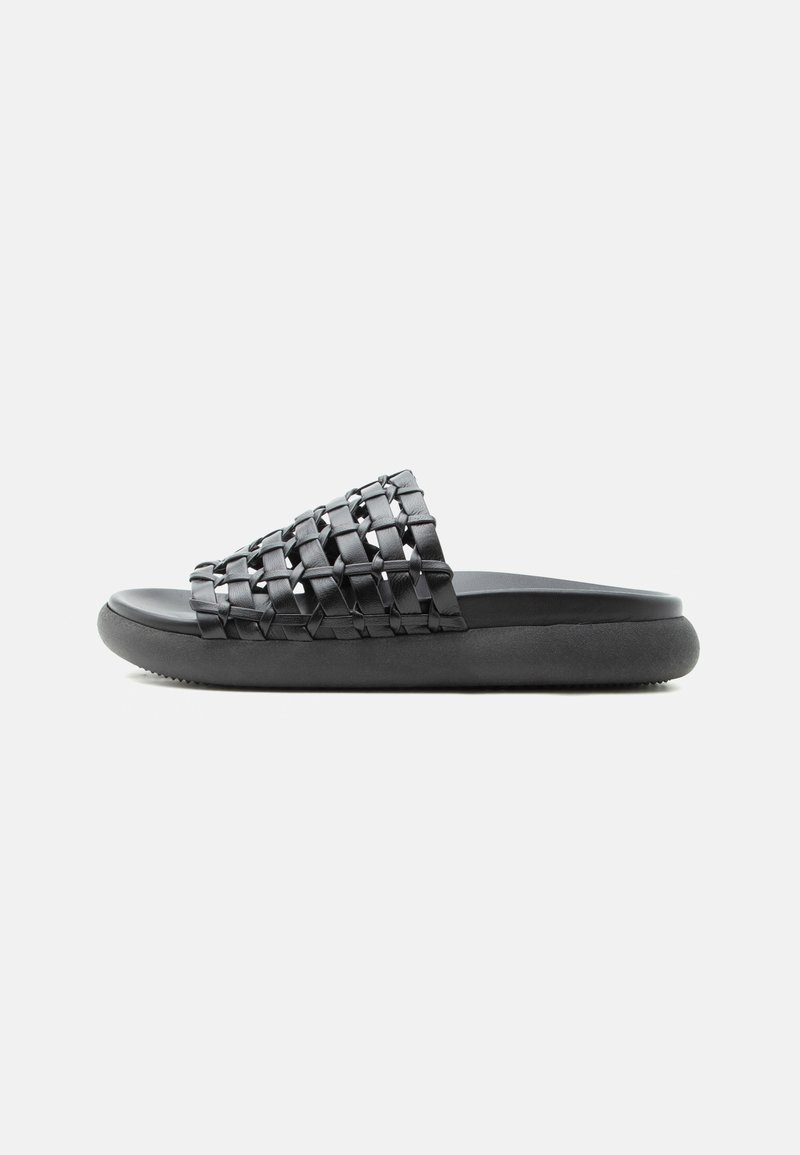 Μαύρο σανδάλι με υφαντό δερμάτινο επάνω μέρος και πάτο με πάχος και μαξιλαράκι, εμφανίζεται σε πλευρική όψη σε λευκό φόντο.