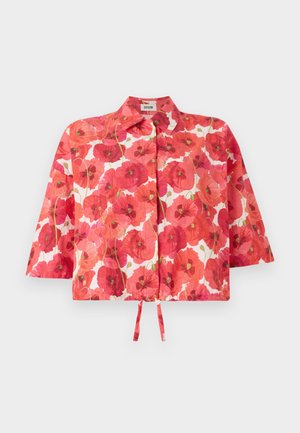 Chemise courte à manches courtes avec un motif floral de coquelicots rouges sur fond blanc, un col et un détail de lien à l'avant pour la fermeture.