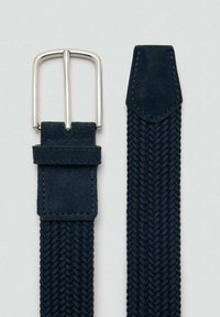 Tmavomodrý tkaný opasok so striebornou obdĺžnikovou prackou, ktorý má štruktúrovanú tkaninu, semišový koniec a dekoratívne prešívanie na okrajoch.