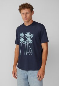 Navyblaue Baumwoll-T-Shirt mit einem hellblauen Palmen-Design und dem Schriftzug "BEAT THE HEAT". Rundhalsausschnitt, kurze Ärmel, lockere Passform.