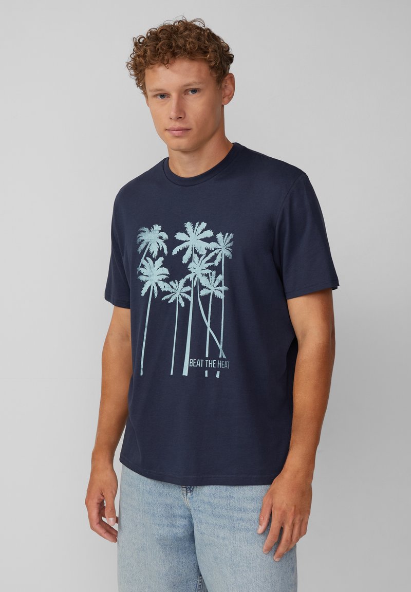 Navyblaue Baumwoll-T-Shirt mit einem hellblauen Palmen-Design und dem Schriftzug "BEAT THE HEAT". Rundhalsausschnitt, kurze Ärmel, lockere Passform.