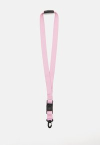 Ροζ λαιμός φτιαγμένος από ανθεκτικό ύφασμα, με απαλό υφή, ρυθμιζόμενο κούμπωμα και μεταλλικό κλιπ για ασφαλή σύνδεση.