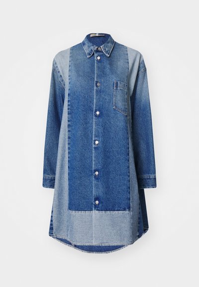 Denima kleita ar sajauktām zilo toņiem, garām piedurknēm, pogājamā priekšpusē un kabatu kreisajā pusē. Noapaļots apakšmalas gals.