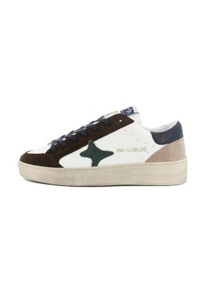 Sneaker bassa bianca con accenti in suede marrone, beige e navy, dettaglio a stella verde, lacci navy e testo "AMA-B/DELUXE" sul lato.