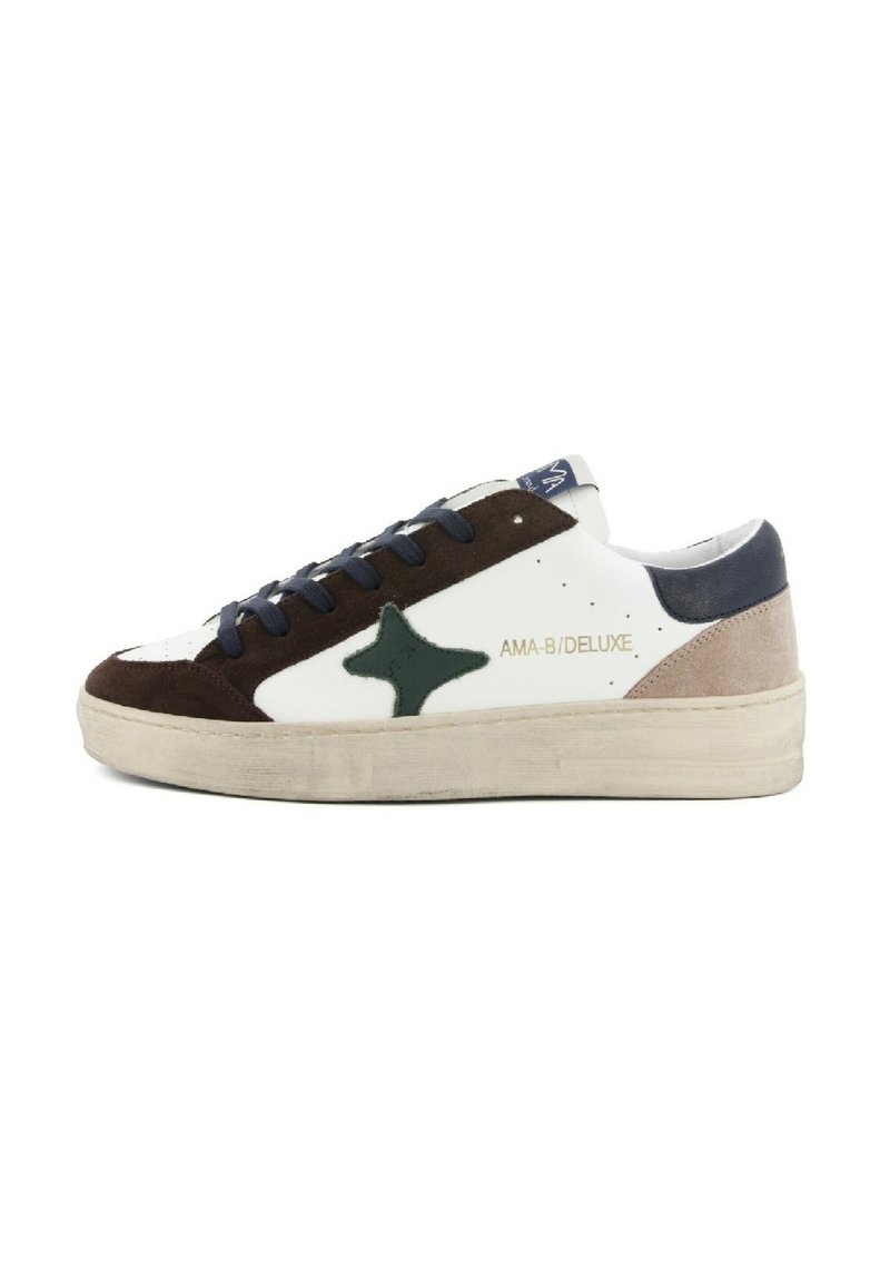 Sneaker bassa bianca con accenti in suede marrone, beige e navy, dettaglio a stella verde, lacci navy e testo "AMA-B/DELUXE" sul lato.