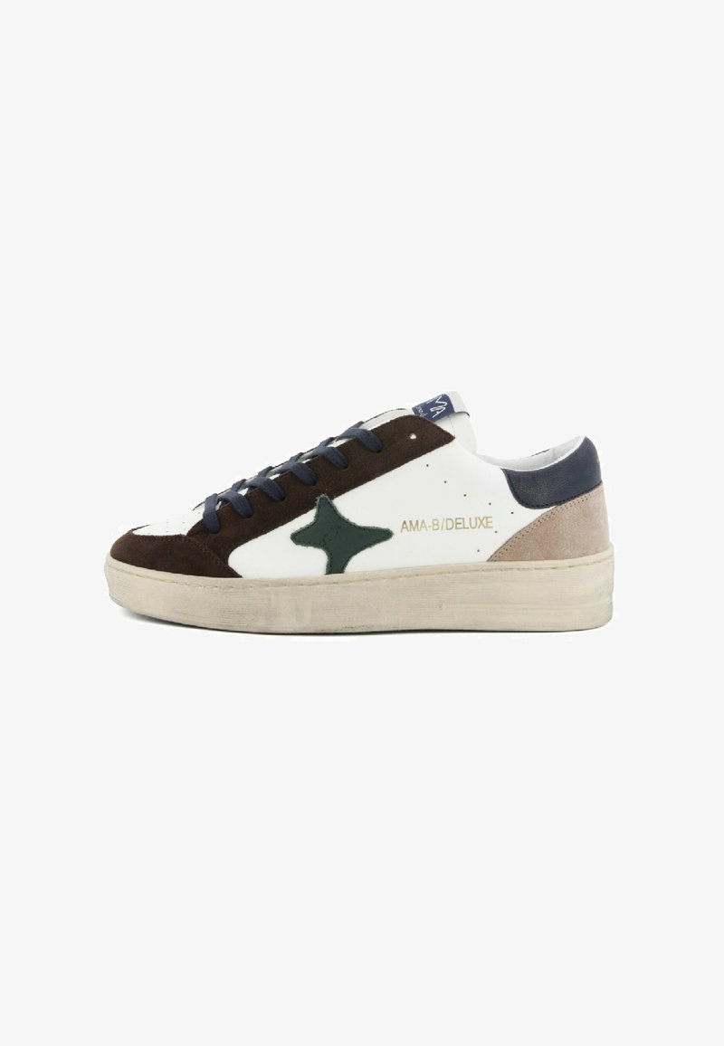 Sneaker bassa bianca con accenti in suede marrone, beige e navy, dettaglio a stella verde, lacci navy e testo "AMA-B/DELUXE" sul lato.
