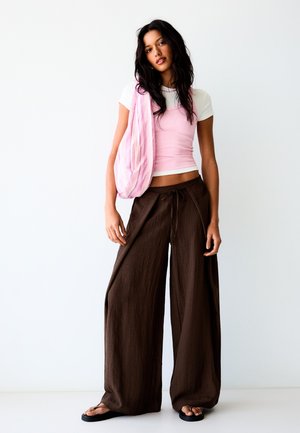 Bershka, TROUSERS - Pantalon classique - dark brown