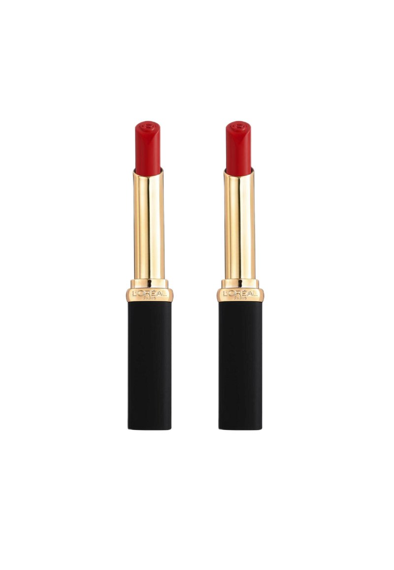 Deux tubes de rouge à lèvres rouges avec des accents en métal doré et des bases noires. Les rouges à lèvres ont une texture lisse et une forme cylindrique classique.