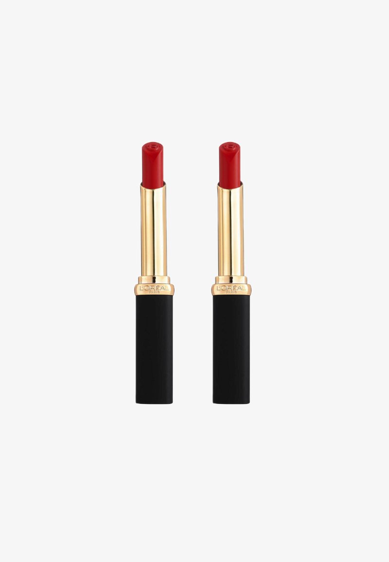 Deux tubes de rouge à lèvres rouges avec des accents en métal doré et des bases noires. Les rouges à lèvres ont une texture lisse et une forme cylindrique classique.