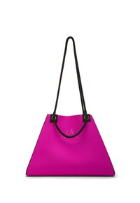 Bolso tote trapezoidal de color rosa brillante con asas largas y delgadas negras, diseño minimalista y logo sutil en relieve en el centro.