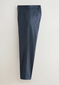 Formálne námornícke modré nohavice s pútkami na opasok, prednými záhybmi, bočnými vreckami a jedným zadným vreckom na gombík, zobrazené na jednoduchom pozadí.