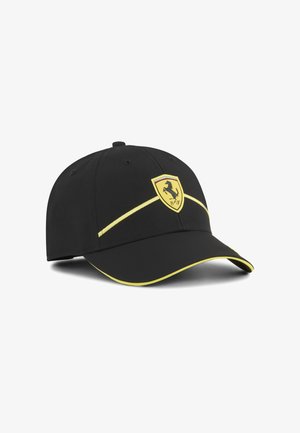 Zwarte pet met gele accenten en een Ferrari-logo op de voorkant. Beschikt over een ronde vizier en een verstelbare strap aan de achterkant.