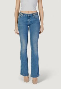 Jeans a campana azzurro chiaro con vita aderente e dettagli ricamati sulla cintura. Realizzati in tessuto denim, presentano una superficie liscia e passanti per la cintura.