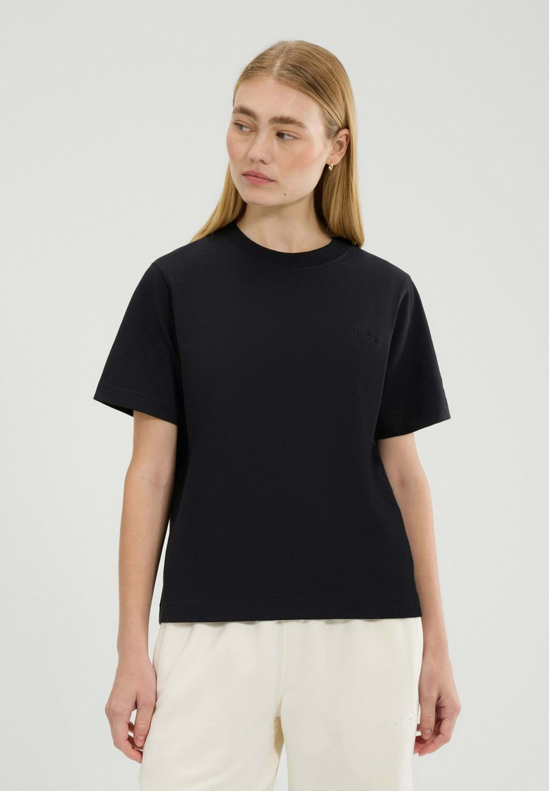 Czarny bawełniany t-shirt z krótkim rękawem i okrągłym dekoltem, z subtelnym logo na piersi. Miękka, gładka tekstura.