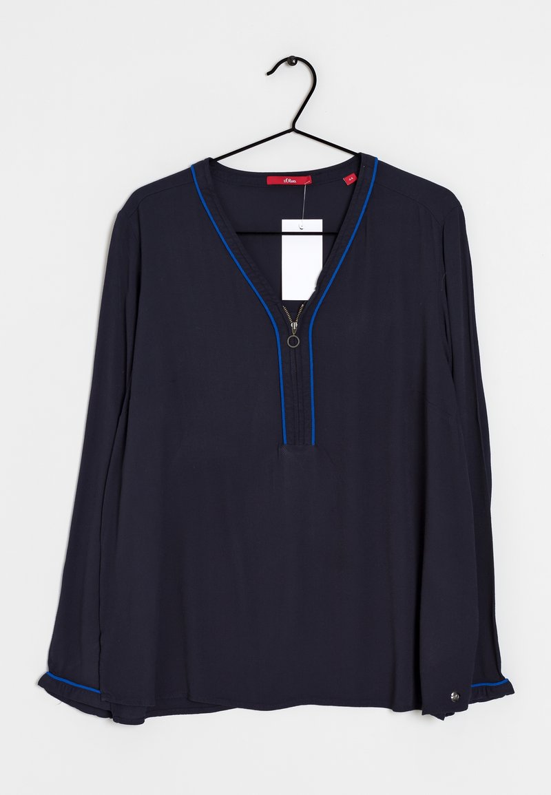 Marineblaue Bluse mit langen Ärmeln und einem Reißverschluss-V-Ausschnitt, versehen mit blauen Paspeln entlang des Ausschnitts und der Manschetten sowie einem abgerundeten Saum.