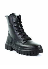 Bota de cuero negro hasta el tobillo con puntera redonda, parte delantera con cordones, ojales plateados y suela de goma negra gruesa con profundas ranuras para tracción.