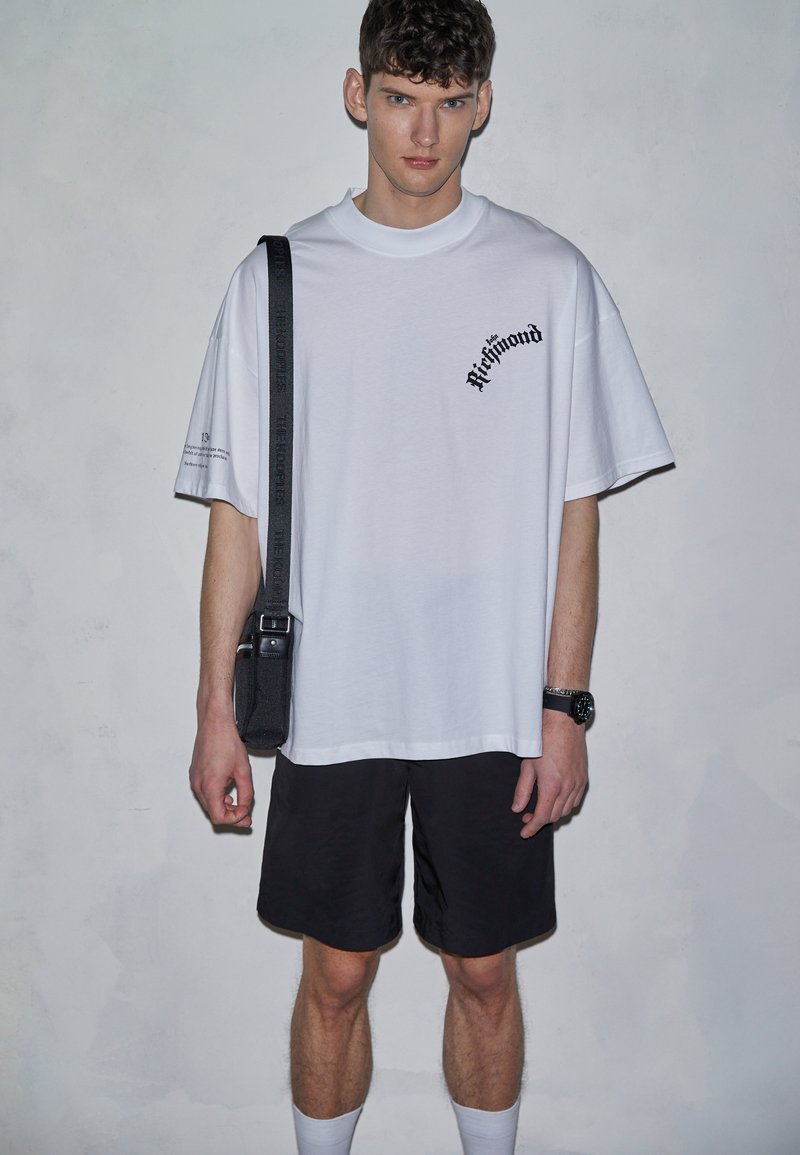 Herren T-shirts & Polos | John Richmond OVER RUNFLIK JIL T-Shirt print white/weiß - JG98687 Herren T-shirts & Polos | John Richmond OVER RUNFLIK JIL T-Shirt print white/weiß - JG98687